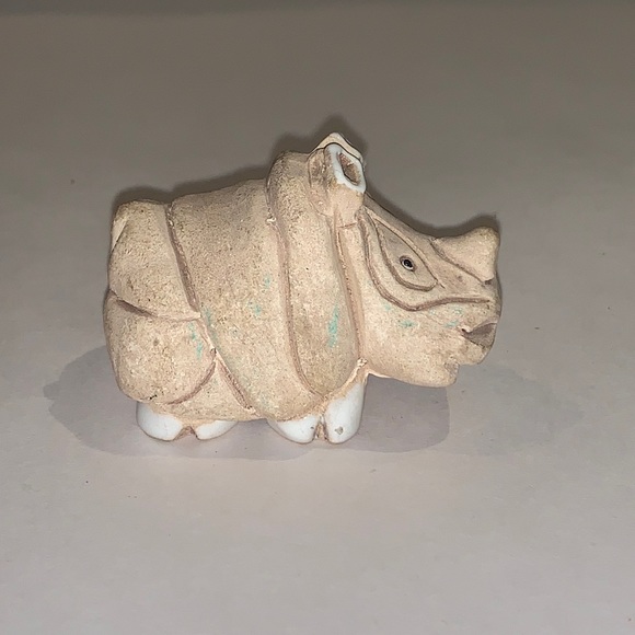 Artesania Rinconada Figurine Sandstone Baby Rhino rhinoceros Uruguay - signed - Picture 4 of 7